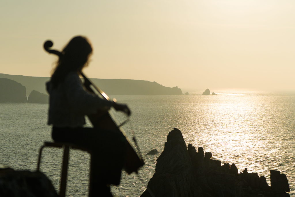 Cécile Lacharme, violoncelliste et compositrice en bord de mer