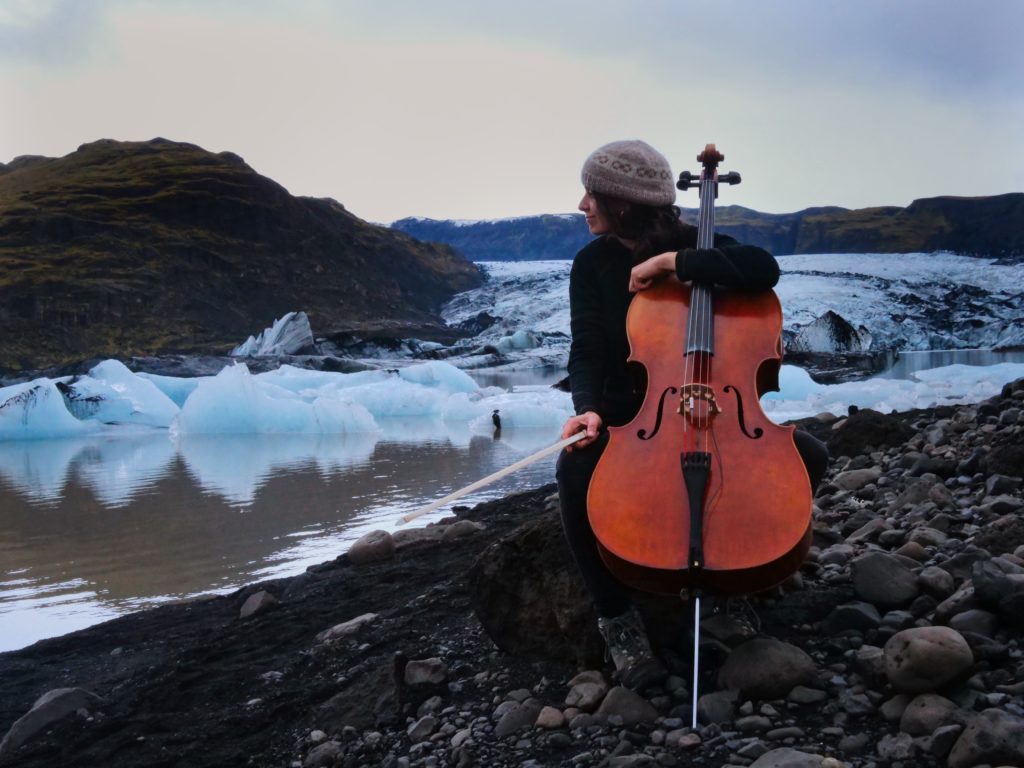 Cecile et son violoncelle face a un glacier islandais